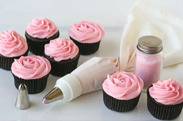Cupcake Monday} How To Frost Cupcakes with a Beautiful Swirl ... Cupcake Monday} How To Frost Cupcakes with a Beautiful Swirl ...