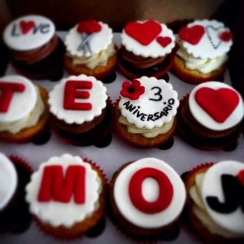 Cupcakes para aniversario de novios - Imagui