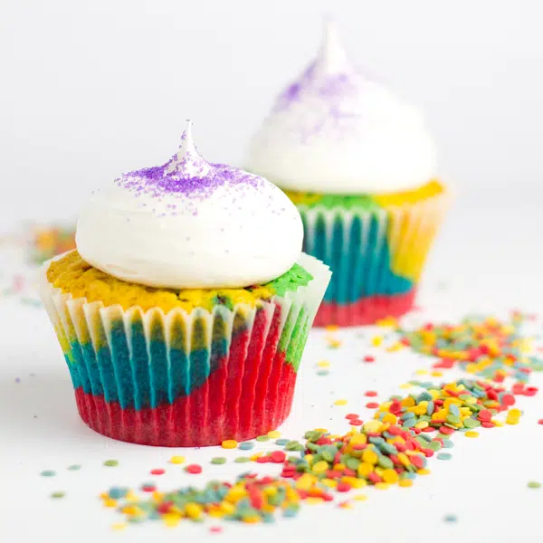 Cómo hacer Cupcakes Arcoiris | PequeRecetas Cómo hacer Cupcakes Arcoiris | PequeRecetas