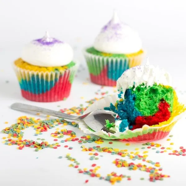 Cómo hacer Cupcakes Arcoiris | PequeRecetas Cómo hacer Cupcakes Arcoiris | PequeRecetas