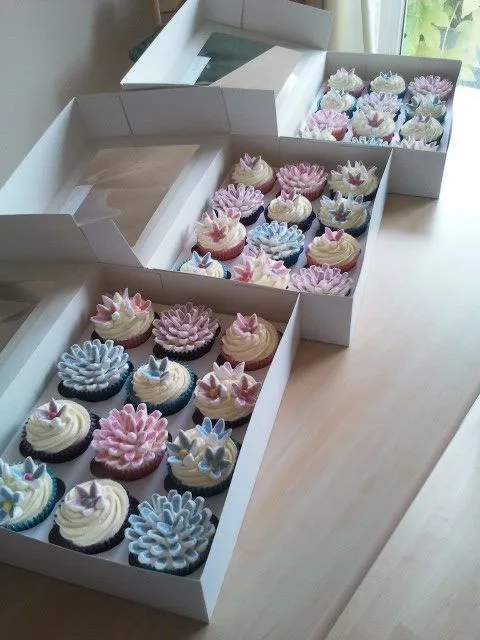 Cupcakes con cubierta en crema con motivo flor en masmelo y azucar ... Cupcakes con cubierta en crema con motivo flor en masmelo y azucar ...