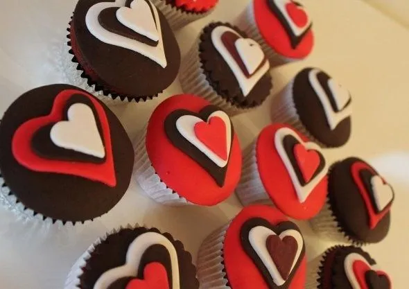 Cupcakes decorados con fondant cafe y rojo, corazones por 3 en ...