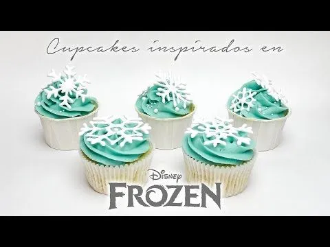 Cupcakes inspirados en Frozen con copos de nieve de royal icing ... Cupcakes inspirados en Frozen con copos de nieve de royal icing ...