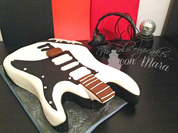 No solo cupcakes... con Mara : COMO HACER UNA TARTA GUITARRA ... No solo cupcakes... con Mara : COMO HACER UNA TARTA GUITARRA ...