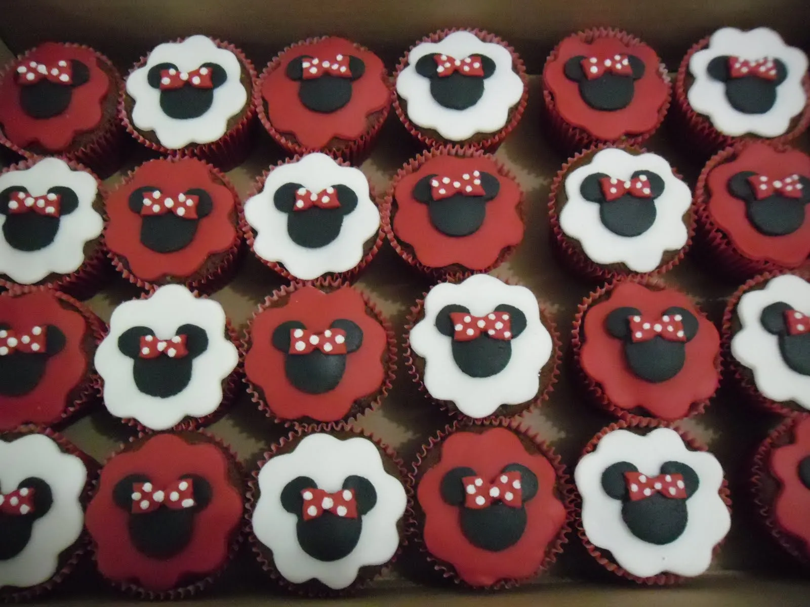 Os cupcakes da Minnie foram feitos para a festinha da Isabella! Os cupcakes da Minnie foram feitos para a festinha da Isabella!