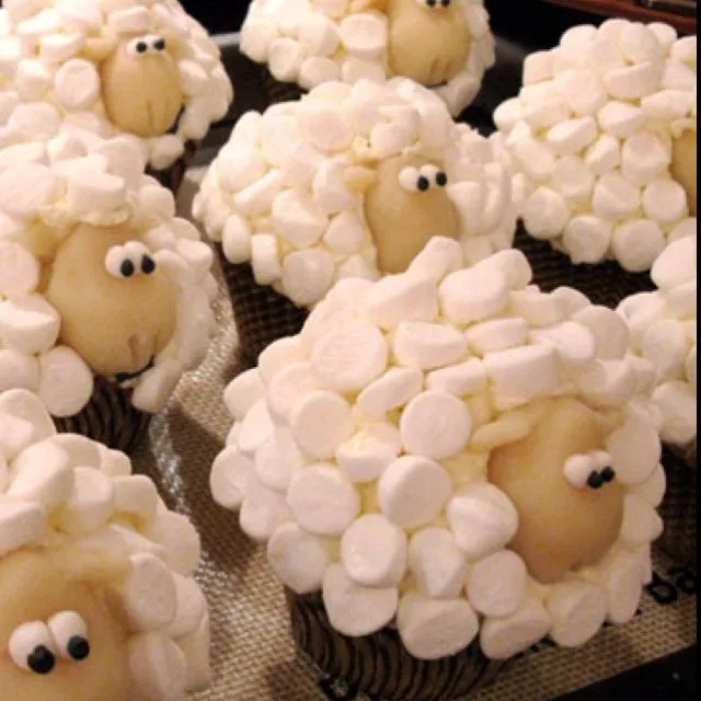 Cupcakes de ovejitas para primera comunión hechas con nubes ...