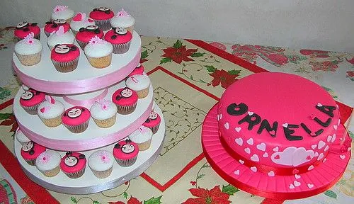 Cupcakes y Torta Decorados "Pucca y Garu" - a photo on Flickriver