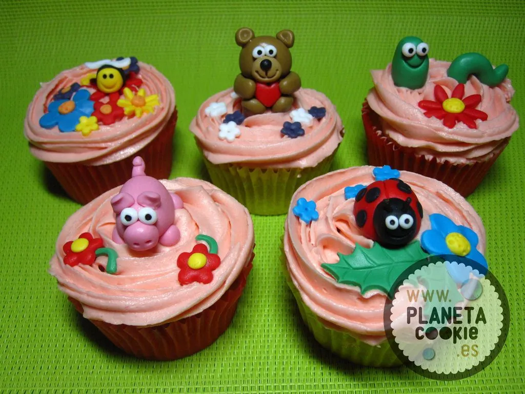 Cupcakes de vainilla rellenos de fresa con buttercream de ... Cupcakes de vainilla rellenos de fresa con buttercream de ...