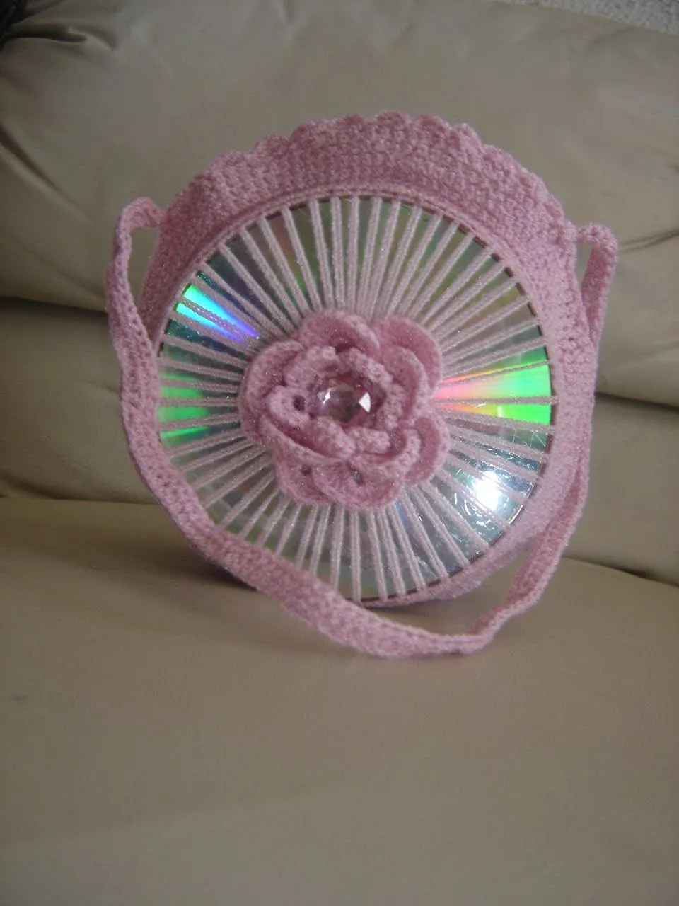 Curioseando Con Lupys: LINDA BOLSA HECHA CON CD Y CROCHET