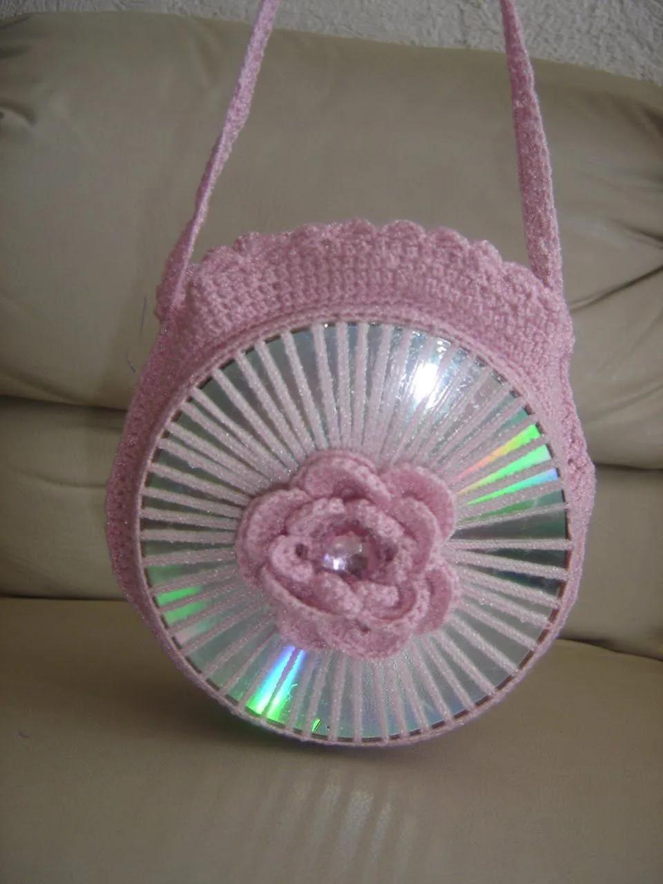 Curioseando Con Lupys: LINDA BOLSA HECHA CON CD Y CROCHET