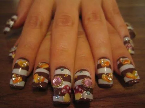 Curiosidades Entretenidas: Uñas decoradas de manera extravagante Curiosidades Entretenidas: Uñas decoradas de manera extravagante