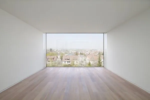 Curioso diseño de un baño al fondo de la habitación