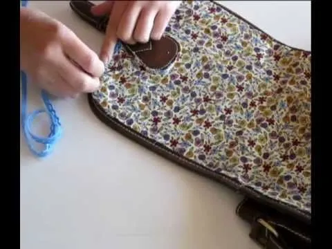 CUSTOMIZA TUS BOLSOS CON TELA Y PUNTILLA! - YouTube CUSTOMIZA TUS BOLSOS CON TELA Y PUNTILLA! - YouTube