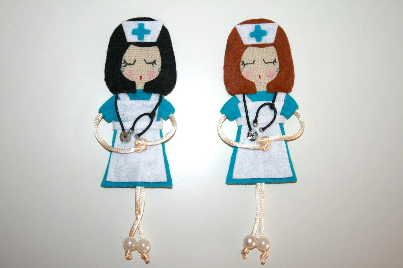 DAMA DE PICAS: muñequitas broche de fieltro y diademas DAMA DE PICAS: muñequitas broche de fieltro y diademas
