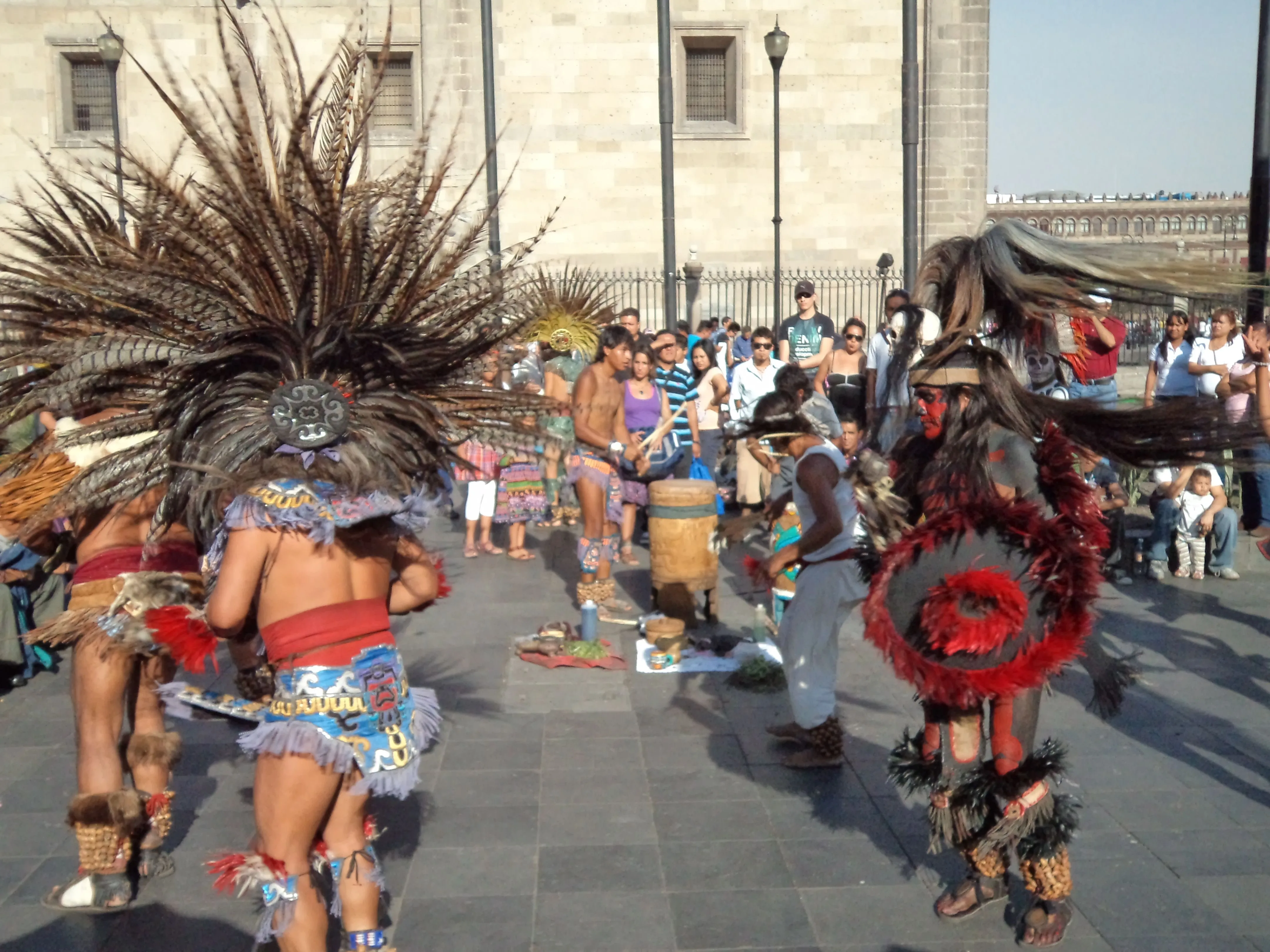 La danza prehispánica sobrevive en el zócalo capitalino ... La danza prehispánica sobrevive en el zócalo capitalino ...