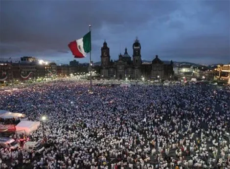 Decenas de miles de manifestantes en la Ciudad de México. Decenas de miles de manifestantes en la Ciudad de México.