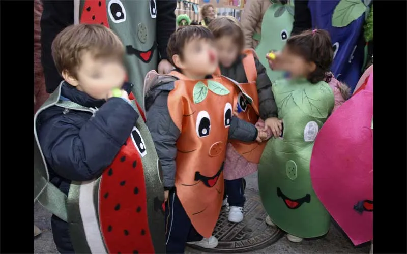 ... decidimos salir a la calle con los niños vestidos de Frutas ... decidimos salir a la calle con los niños vestidos de Frutas