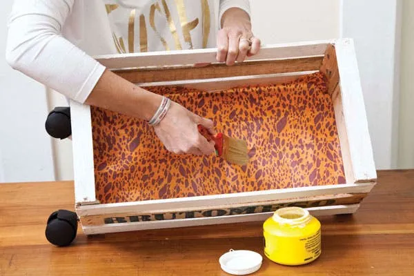 Deco: convertí un cajón de frutas en una mesa auxiliar - Revista ... Deco: convertí un cajón de frutas en una mesa auxiliar - Revista ...