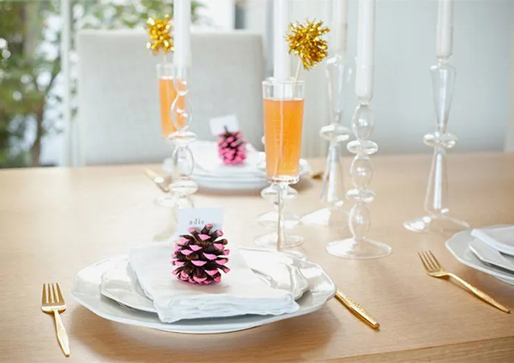 Decora tu mesa navideña con piñas de colores fluorescentes ... Decora tu mesa navideña con piñas de colores fluorescentes ...