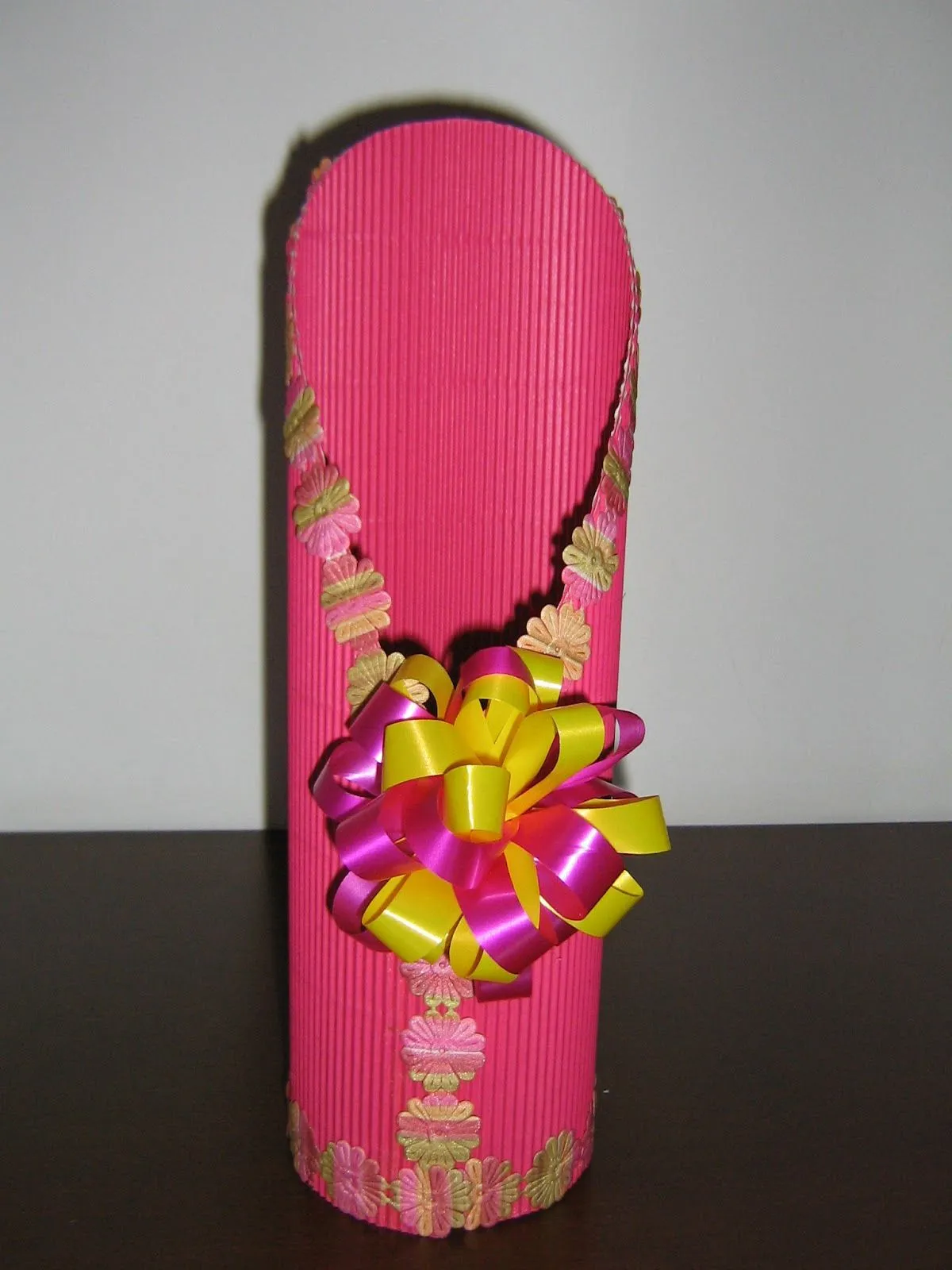 Decora Tu Regalo: Empaque Botella en Corrugado Decora Tu Regalo: Empaque Botella en Corrugado