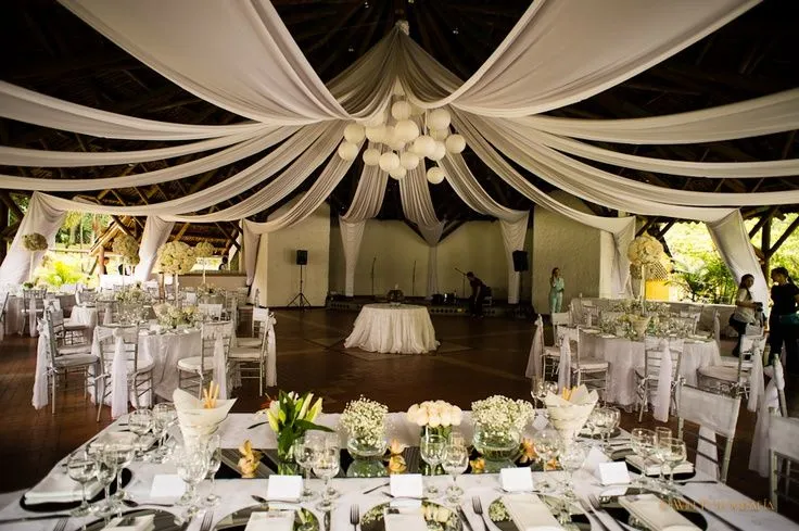 decoración boda, velos y globos chinos, centro de mesa con rosas y ... decoración boda, velos y globos chinos, centro de mesa con rosas y ...