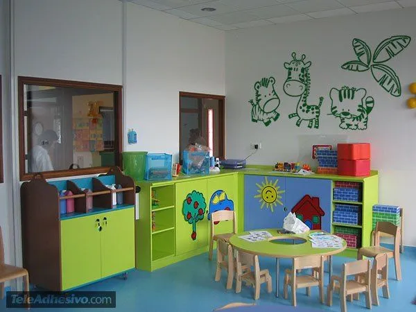 Decoracion en el cuarto del bebe con animalitos de la selva