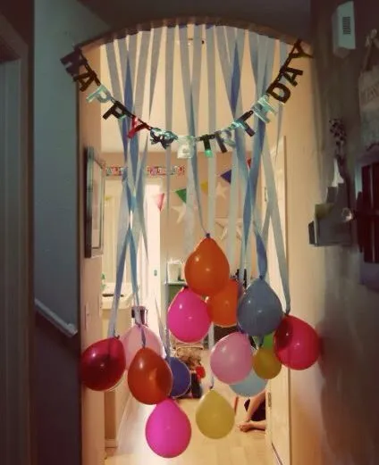 Decoración de cumpleaños simple. Colgar un letrero en un marco y ... Decoración de cumpleaños simple. Colgar un letrero en un marco y ...