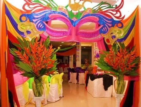 Decoración para la entrada del salón, con tema de Carnaval ... Decoración para la entrada del salón, con tema de Carnaval ...
