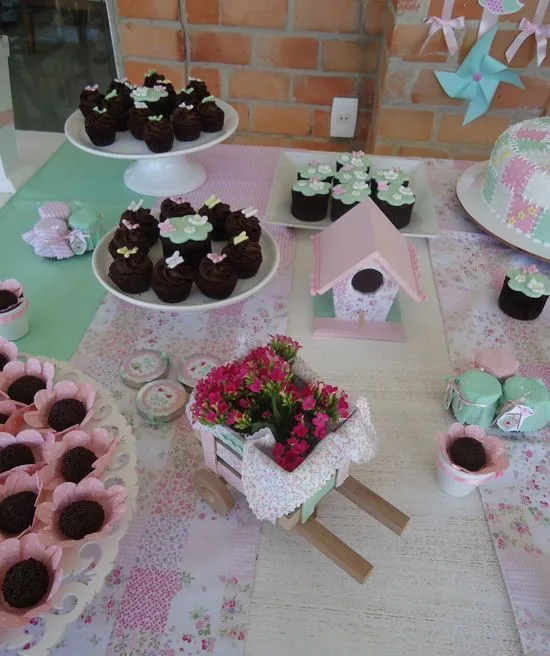Decoración de Fiesta de Cumpleaños en el Jardín con Colores Pastel ...
