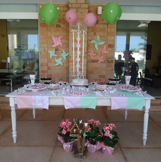 Decoración de Fiesta de Cumpleaños en el Jardín con Colores Pastel ...