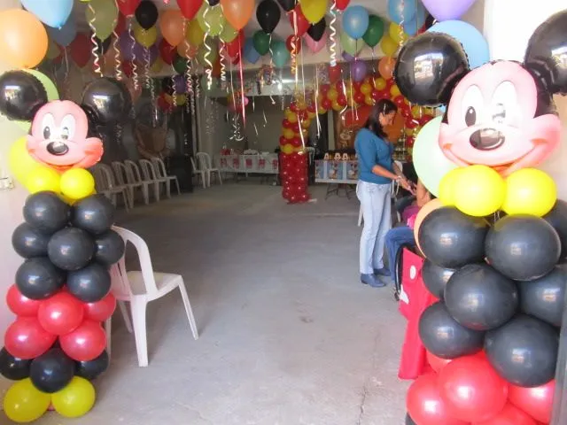 Adornos con globos de Mickey Mouse para fiestas de niños - Imagui