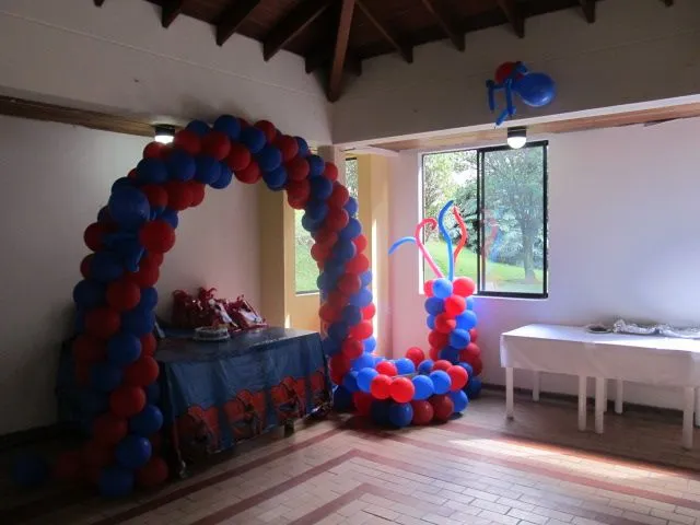 DECORACION DE GLOBOS DEL HOMBRE ARAÑA | Fiestas tematicas ...