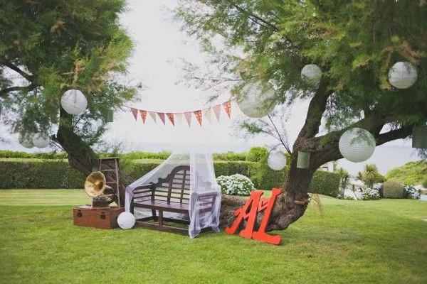 La decoración del jardín para la boda –