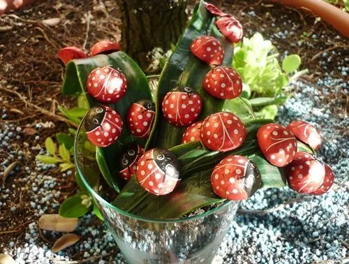 Decoración con mariquitas de chocolate para fiesta infantil ... Decoración con mariquitas de chocolate para fiesta infantil ...