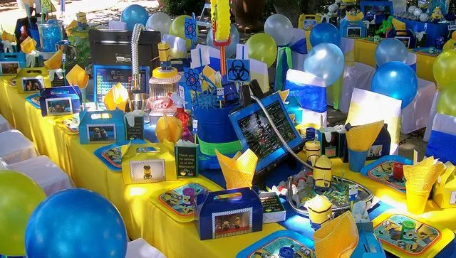 Decoración de mesa para fiesta temática de Minions ...