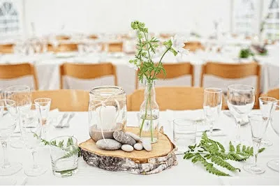 la decoración de mis mesas: Centros de mesa con troncos de madera.