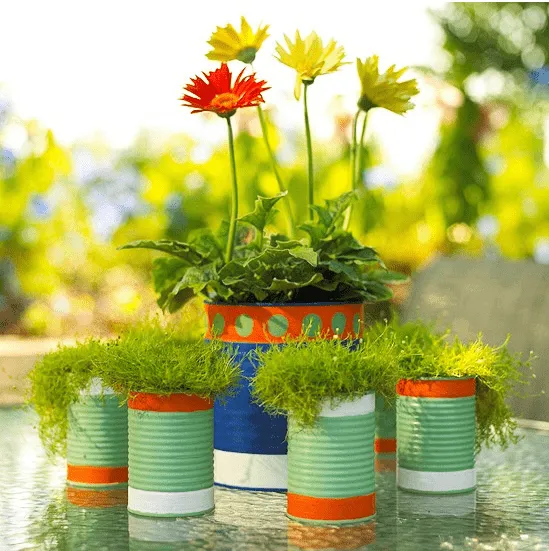 la decoración de mis mesas: Decorar con latas pintadas.