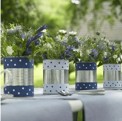 la decoración de mis mesas: Decorar con latas pintadas.