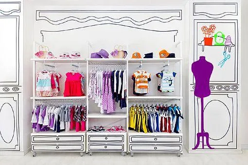 Decoración mínima para una tienda de golosinas y una de moda ... Decoración mínima para una tienda de golosinas y una de moda ...