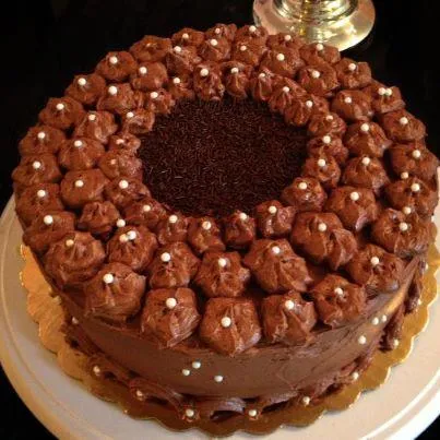 Decoración de Torta de Chocolate | Sabores de Bolivia Decoración de Torta de Chocolate | Sabores de Bolivia