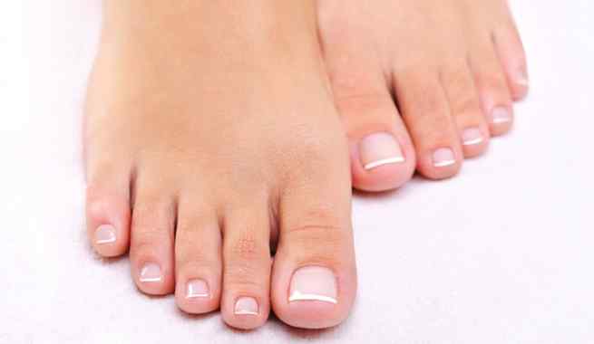 Decoración de uñas - Manicura francesa en manos y pies
