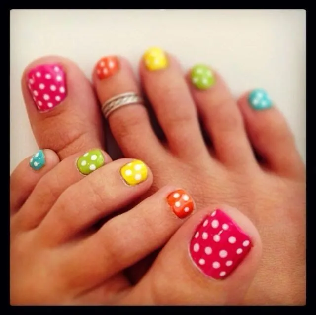 Decoracion de uñas de los pies con circulos | La decoracion de uñas Decoracion de uñas de los pies con circulos | La decoracion de uñas