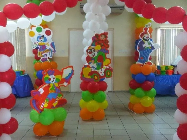 Centros de mesa hechos de globos para una fiesta de payasos - Imagui