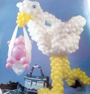decorando con globos un baby shower ciguena con bebe decorando con globos un baby shower ciguena con bebe