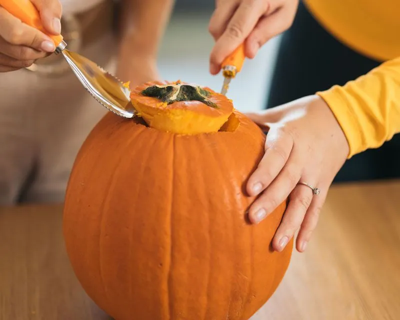 Cómo hacer y decorar una calabaza de Halloween de forma fácil - PequeRecetas Cómo hacer y decorar una calabaza de Halloween de forma fácil - PequeRecetas