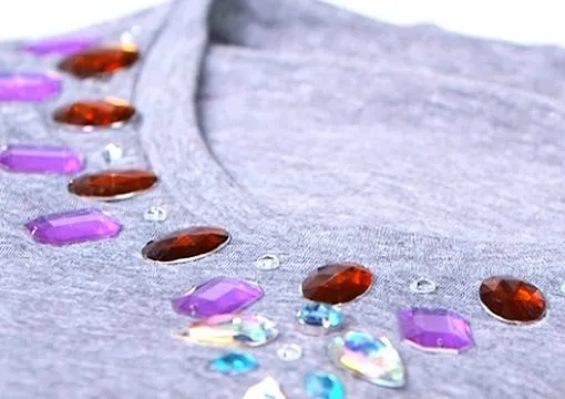 Cómo decorar camisetas con pedrería - Ropa DIY Cómo decorar camisetas con pedrería - Ropa DIY