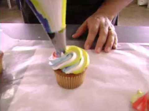 Como decorar un Cupcake con un Cupcake Swirl - YouTube Como decorar un Cupcake con un Cupcake Swirl - YouTube
