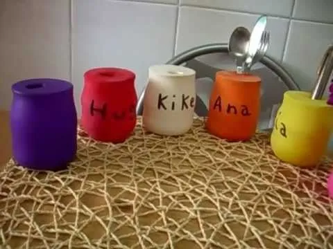 COMO DECORAR CON ENVASES DE YOGURT Y GLOBOS - YouTube COMO DECORAR CON ENVASES DE YOGURT Y GLOBOS - YouTube