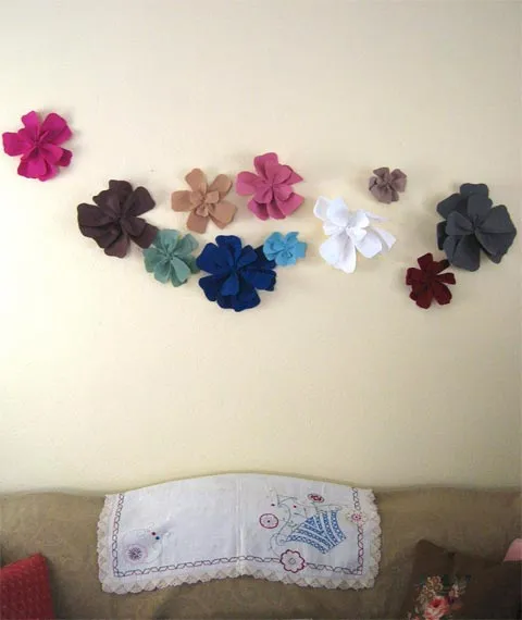 Decorar una pared con flores de fieltro | Decoración Hogar, Ideas ... Decorar una pared con flores de fieltro | Decoración Hogar, Ideas ...