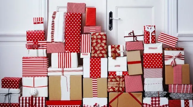 Decorar sala con cajas de regalo